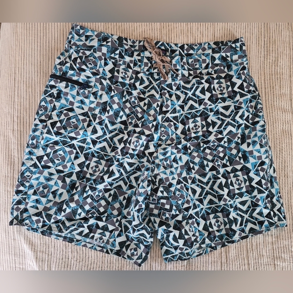 Patagonia Men's Minimalist Wavefarer Board Shorts Size 34 Blue/White Geometric
